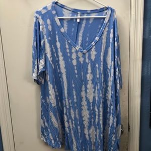 Curvy T-shirt blue and white